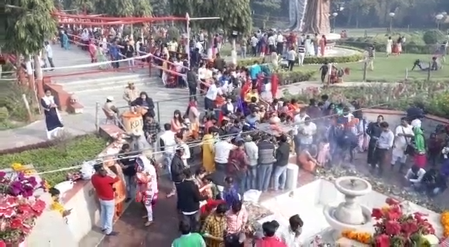 दिल्ली में महाशिवरात्रि की धूम, मंदिरों में उमड़ा जनसैलाब