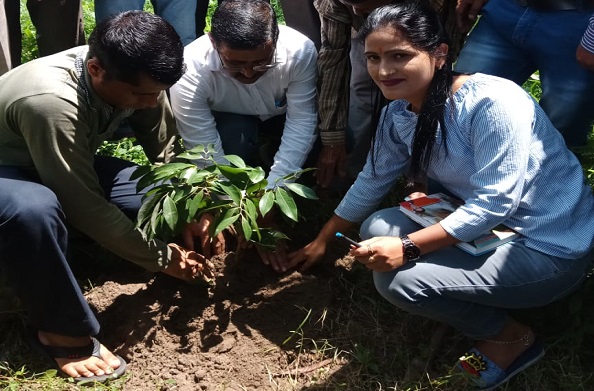 उद्यान विभाग ने कुमाल्डा में फलदार वृक्ष किए वितरित