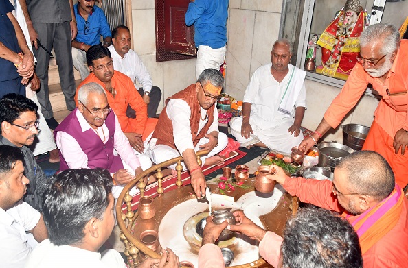 सीएम रावत पहुंचे धर्मनगरी… भगवान शिव का किया जलाभिषेक