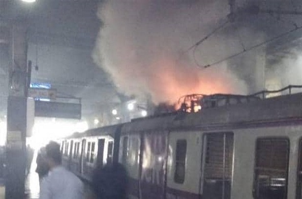 मुंबई: वाशी रेलवे स्टेशन पर लोकल ट्रेन में लगी आग… बड़ा हादसा होने से टला