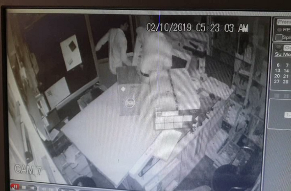 कंप्यूटर की दुकान में साढ़े चार लाख की चोरी… सीसीटीवी कैमरे में कैद हुई वारदात