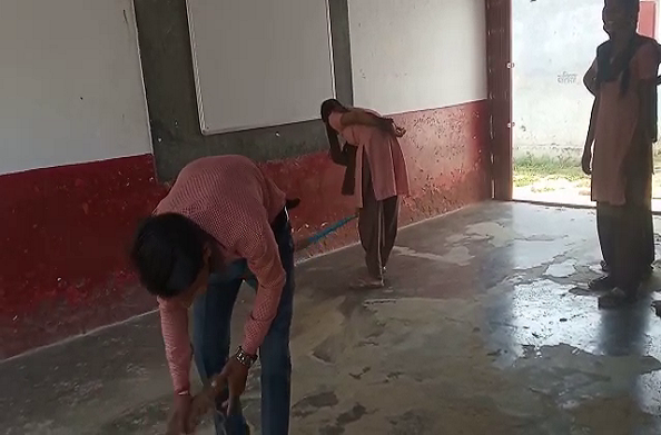 छात्रों द्वारा झाड़ू लगाए जाने का वीडियो वायरल…