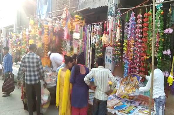 धौलाना के बाजारों में दिवाली की धूम… लोगों ने जमकर की खरीददारी