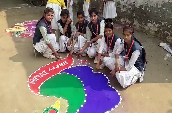 स्कूल में मनाई गई दीपावली… छात्रों ने बनाई रंगोली