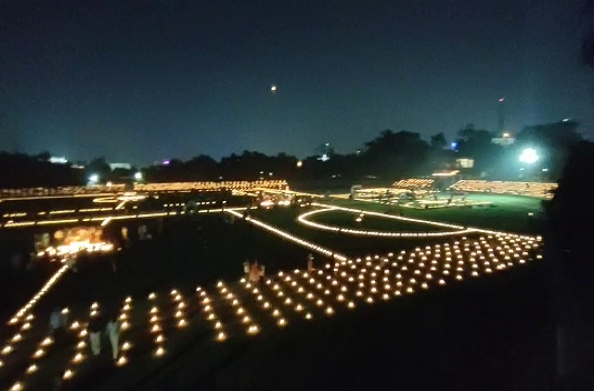 दिवाली की रोशनी में डूबा शहर… मंदिरों में दिखी आकर्षक सजावट