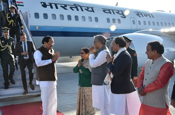उत्तराखंड पहुंचे उपराष्ट्रपति वेंकैया नायडू… जौलीग्रांट एयरपोर्ट पर किया गया स्वागत
