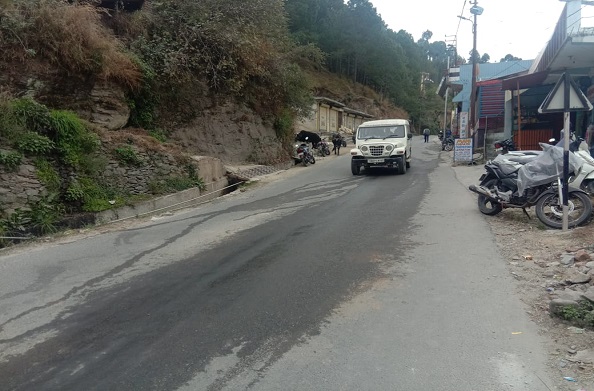 ग्रामीणों ने की टिहरी राजमार्ग पर स्पीड ब्रेकर लगाने की मांग