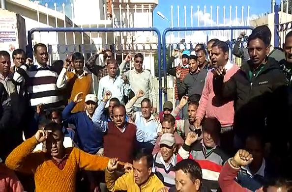 टिहरी: वेतन के लिए BSNL कर्मचारियों का धरना 11वें दिन भी जारी