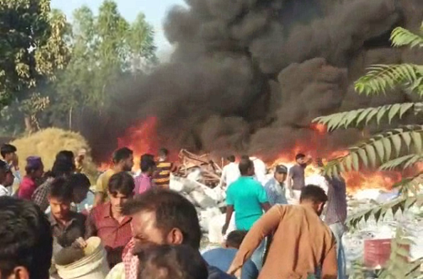 कबाड़ गोदाम में लगी भीषण आग… लाखों का सामान जलकर हुआ खाक
