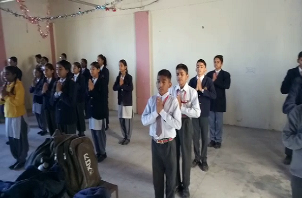 नरेंद्रनगर का यह ऐतिहासिक स्कूल पिछले तीन महीने से बारातघर में चल रहा है