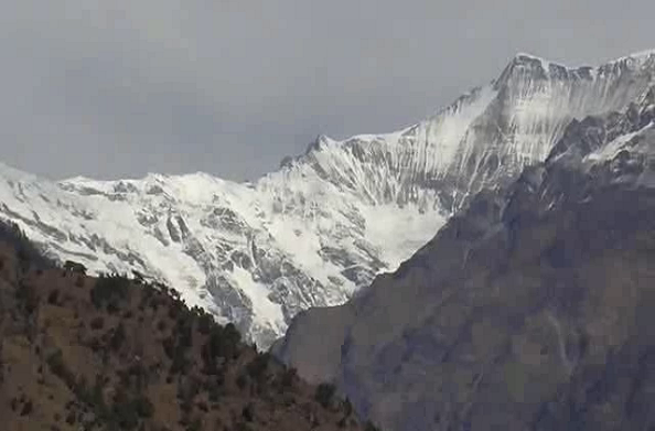 हिमालयी इलाकों में सीजन की पहली बर्फबारी… तापमान गिरने से बढ़ी ठंड