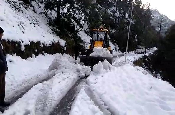 श्रीनगर: बर्फबारी बनी मुसीबत… बर्फबारी में फंसे लोगों के लिए मददगार साबित हुई पुलिस