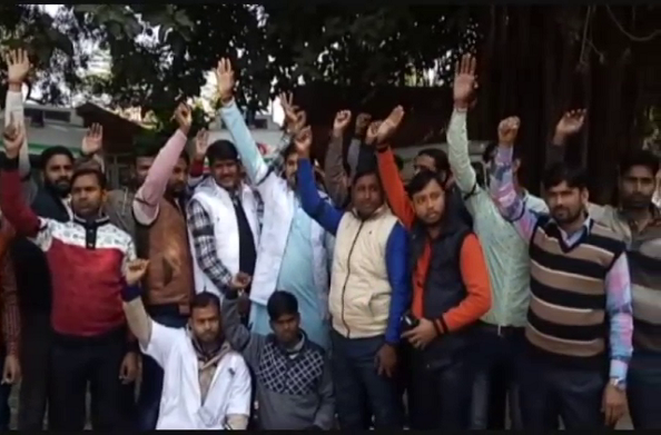 हरदोई: एंबुलेंस कर्मचारियों ने काली पट्टी बांधकर किया विरोध