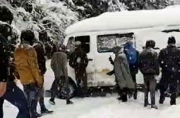 मसूरी: बर्फबारी से लबालब हुई मसूरी… कई जगहों पर फंसे हैं वाहन