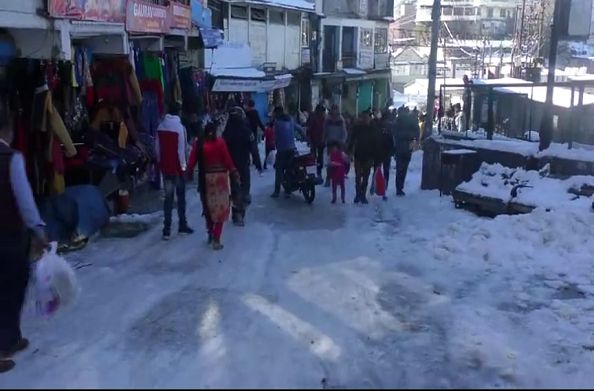 मसूरी: हिमपात के बाद बढ़ी ठंड… भारी संख्या में पर्यटक पहुंचे मसूरी