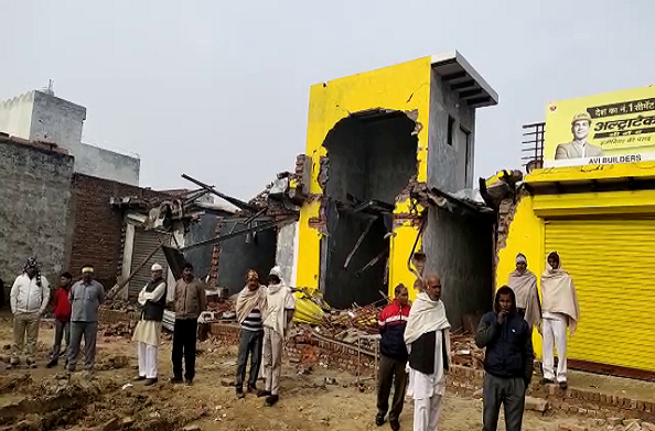 गाजियाबाद में बदमाशों का कहर… घर को जेसीबी से गिरा दिया