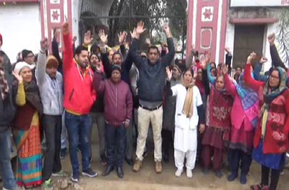 हरिद्वार: ऋषिकुल आयुर्वेद कॉलेज के कर्मचारियों और शिक्षकों का धरना