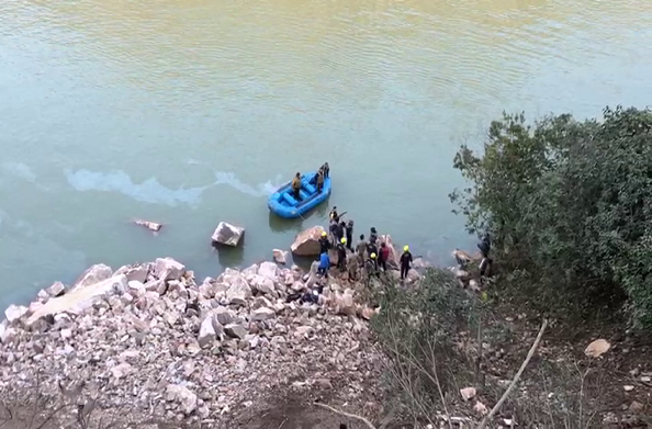 श्रीनगर: अलकनंदा नदी में गिरी कार… मौत