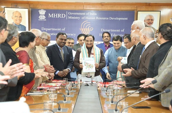 HRD मंत्री रमेश पोखरियाल ‘निशंक’ मूल्यांकन और प्रत्यायन मैनुअल विमोचन कार्यक्रम में हुए शामिल