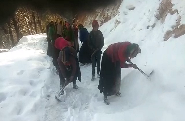 टिहरी: गंगी गांव में अभी तक नहीं खुले रास्ते… लोग खुद ही बर्फ हटाने में जुटे