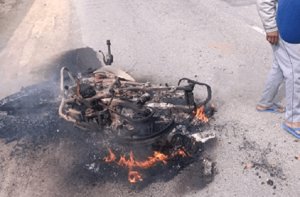 पौड़ी: चलती बाइक में लगी आग… बाल-बाल बचा दंपत्ति
