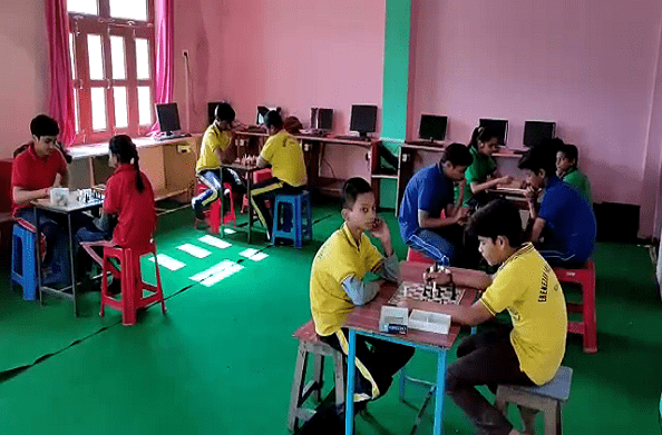जालौन: एबेनेज़र पब्लिक स्कूल में क्रिकेट और शतरंज प्रतियोगिता का आयोजन