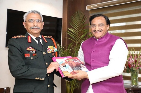 थल सेना प्रमुख जनरल एम.एम नरवाने ने की HRD मंत्री डॉ. निशंक से मुलाकात