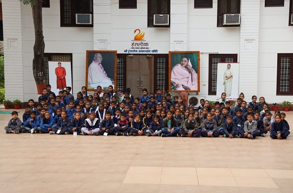 शैक्षिक भ्रमण पर हंस फाउंडेशन दिल्ली पहुंचे विकासखंड पोखड़ा के स्कूली छात्र छात्राएं
