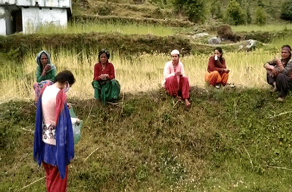 पिथौरागढ़: ग्रामीण-युवा लोगों को कर रहे जागरूक… युवतियों ने गांव में बनाए 500 से ज्यादा मास्क