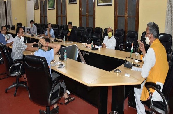 देहरादून: प्रदेश में कोरोना संक्रमण की स्थिति पर सीएम रावत ने की समीक्षा बैठक