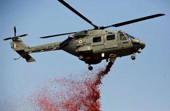 कोरोना योद्धाओं को सेना की सलामी… हेलीकाॅप्टर से की पुष्प वर्षा