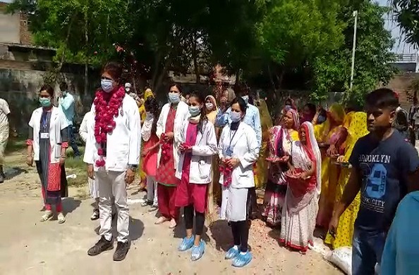 बाराबंकी: ग्रामीणों ने डॉक्टर्स पर पुष्प वर्षा कर किया धन्यवाद