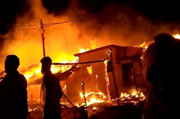 चित्रकूट: गांव में भीषण आग लगने से 47 घर खाक