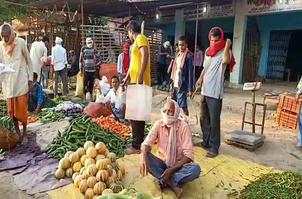 मिर्ज़ापुर: किसानों पर पड़ी लॉकडाउन की मार… एक रुपये किलो में भी नहीं बिक रही सब्जी