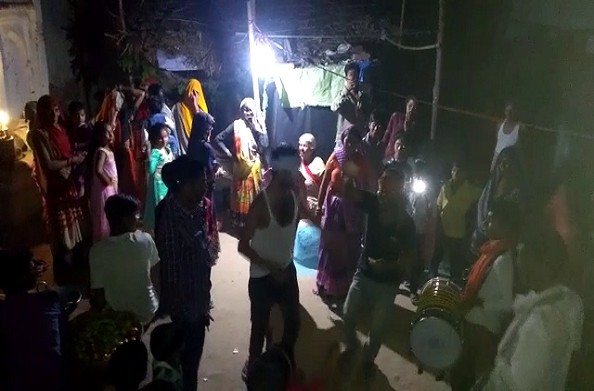 हमीरपुर: बच्चों की जिद पर हुआ गुड्डा-गुड्डी का विवाह… जमकर उड़ी सोशल डिस्टेंसिंग की धज्जियां