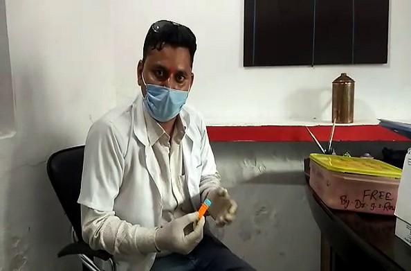 टिहरी: कोरोना संकट में डॉ गोविंद रावत कर रहे दवाई वितरण… कई लोगों की हुई थर्मल स्क्रीनिंग