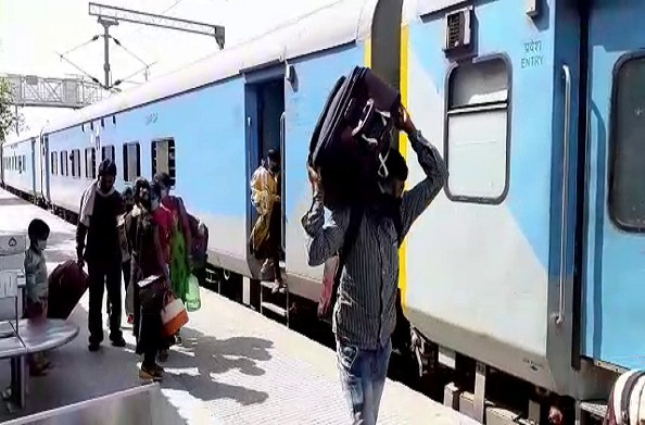 कौशांबी: सिराथू रेलवे स्टेशन पहुंची श्रमिक स्पेशल ट्रेन… 67 प्रवासी लौटे अपने घर