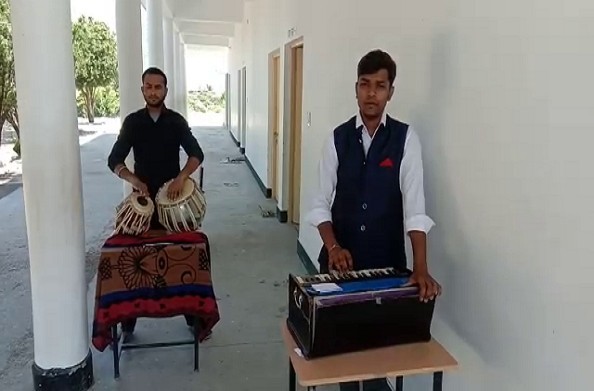 पौड़ी: क्वारंटीन रहने के दौरान युवाओं ने संगीत को बनाया मनोरंजन का साधन