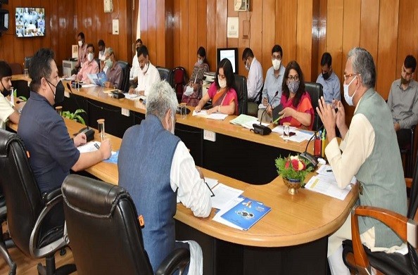 मुख्यमंत्री ने स्वरोजगार योजना और सोलर पिरूल योजना पर ली जिलाधिकारियों की बैठक