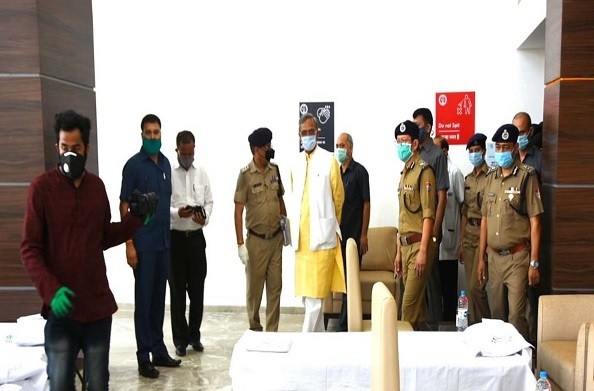 देहरादून: सीएम रावत ने किया अन्तरराष्ट्रीय क्रिकेट स्टेडियम रायपुर में बनाए गए कोविड सेंटर का निरीक्षण