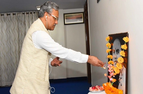 देहरादून: बलिदान दिवस पर सीएम रावत ने डॉ. श्यामा प्रसाद मुखर्जी के चित्र पर श्रद्धासुमन किए अर्पित