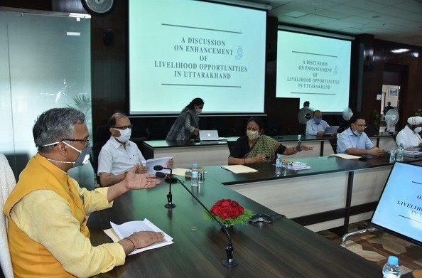 देहरादून: राज्य में आजीविका की नई संभावनाओं के सबंध में सीएम रावत ने अधिकारियों संग की बैठक
