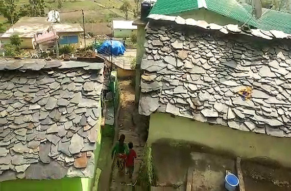 धनोल्टी: ग्रामीणों की सरकार से मांग… गांव के पीछे सुरक्षा दीवार बनाने की अपील