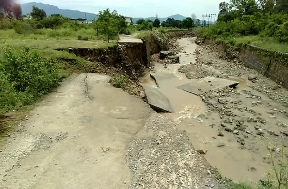 पौड़ी: एक घंटे की बारिश से बह गई सड़क, ग्रामीणों ने प्रशासन पर लगाया लापरवाही का आरोप