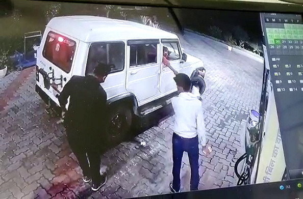 हरदोई: घर के बाहर से चोरी हुई गाड़ी, सीसीटीवी कैमरे में कैद हुए चोर