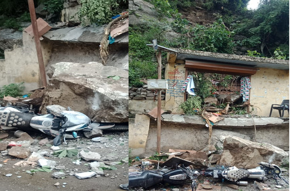 धनोल्टी: पहाड़ से गिरा पत्थर, एक दुकान समेत दो बाइक क्षतिग्रस्त