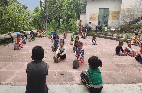 रूद्रप्रयागः प्रधान और युवाओं की शानदार पहल, गांव में चल रही है बच्चों की क्लास