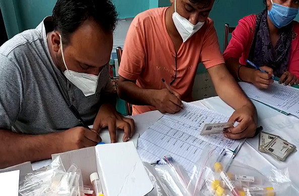 थत्यूड़: थत्यूड़ बाजार में कोरोना के टेस्ट, स्वास्थ्य विभाग की टीम ने लिए 42 लोगों के सैंपल