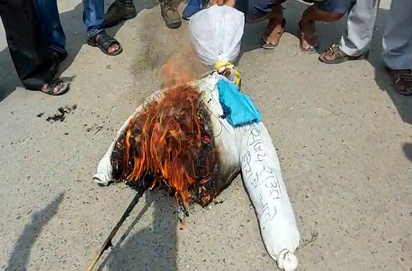 हरिद्वार: कंगना के समर्थन में बीजेपी का प्रदर्शन, फूंका शिवसेना का पुतला