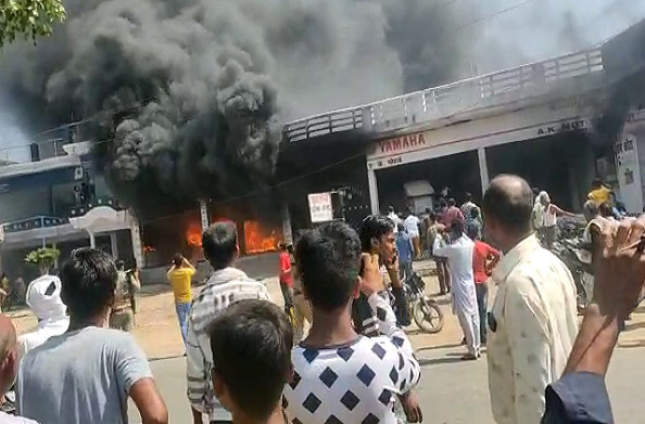 फतेहपुर: शो रूम में लगी आग, लाखों का सामान जलकर हुआ खाक